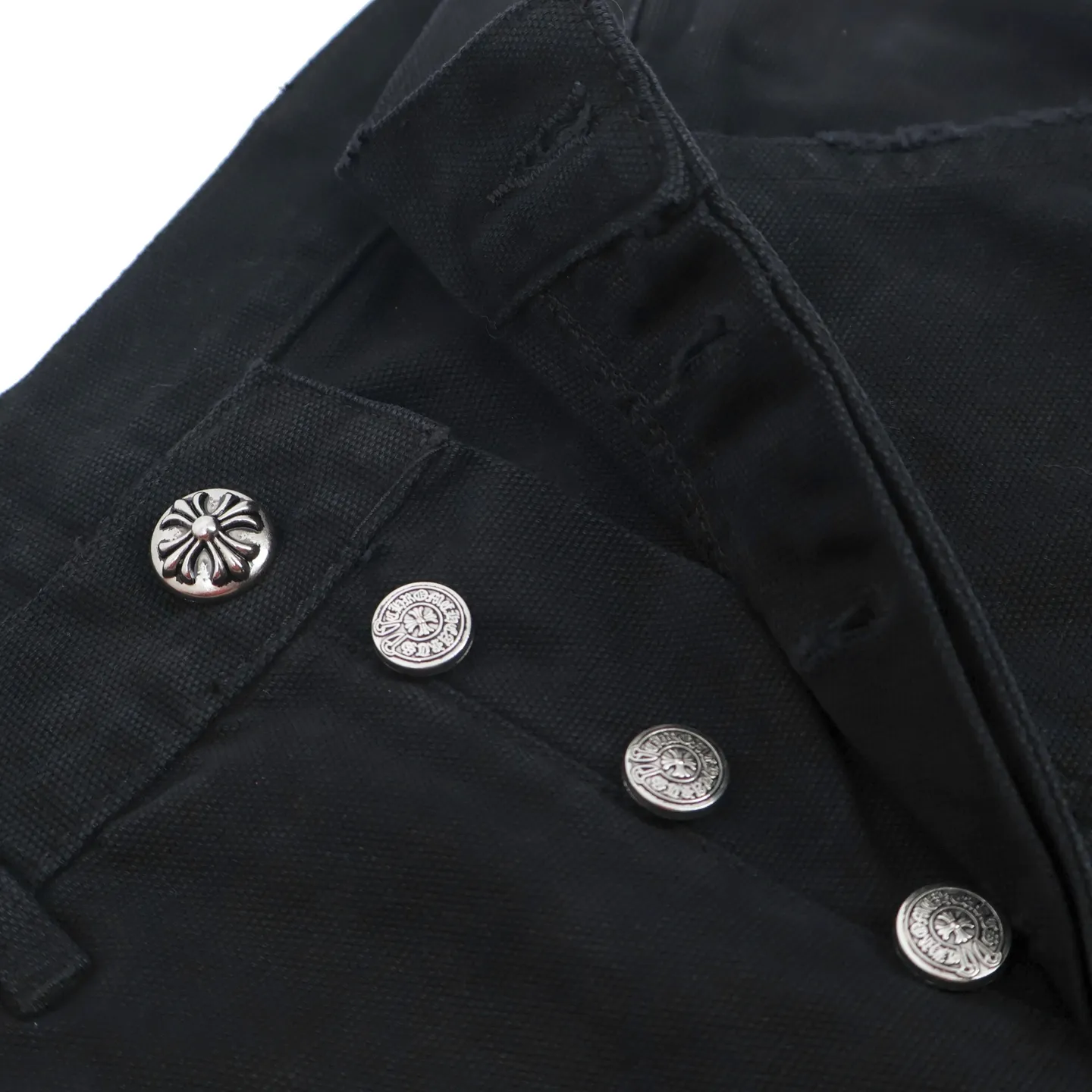 🅿️760 [Exclusive supply] CH Crow Heart Work Jeans are made of twill high-ounce washed denim fabric, exclusive CH-specific logging overalls style (non-Levis Vintage) custom-woven and dyed fabric, and the two-color cross is cowhide + sheepskin (all leather imported from Italy is custom-dyed separately, with consistent texture and no color difference). The stitch length, thread color, and wiring of the car are exactly the same. The inner lining is jacquard, with embroidery on the waist, 925 silver hardware, and heavy-duty washing and manual polishing. Size:32-34-36-38